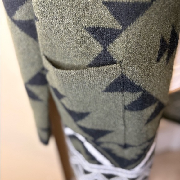 Beautiful Frye cardigan size medium - Picture 2 of 5